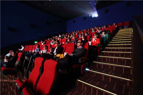 중국 베이징(北京) 퉁저우(通州)구에 들어선 완다(萬達)그룹의 복합쇼핑몰 완다프라자 내 극장에서 관객들이 3D 영화를 즐기고 있다(사진=블룸버그뉴스).