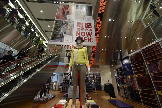 일본 도쿄(東京) 번화가에 유니클로 같은 중저가 매장이 들어서면서 인근 대형 백화점에서 파는 비싼 제품은 경쟁력을 잃고 있다(사진=블룸버그뉴스).