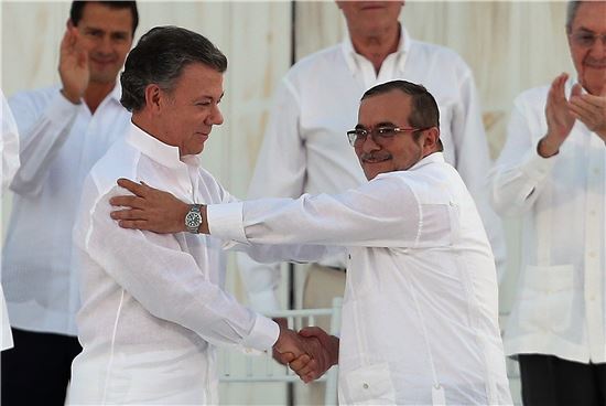 산토스 콜롬비아 대통령 “노벨평화상 상금 내전 희생자 위해 쓰겠다”