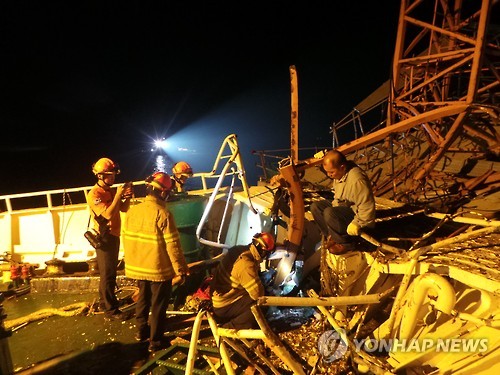 유조선, 건설 중인 새천년대교 크레인과 충돌…인명피해는 없어