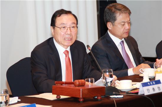 안충영 동반성장위원장(왼쪽)이 27일 오전 서울 반포동 팔래스호텔에서 열린 '제42차 동반성장위원회'에서 이야기를 하고 있다.