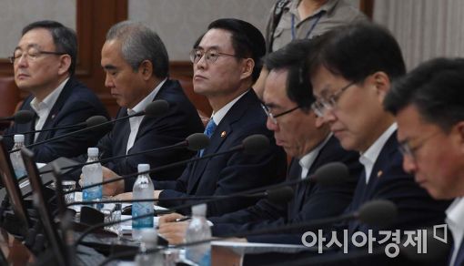 [포토]김재수 장관, 국무회의 참석 