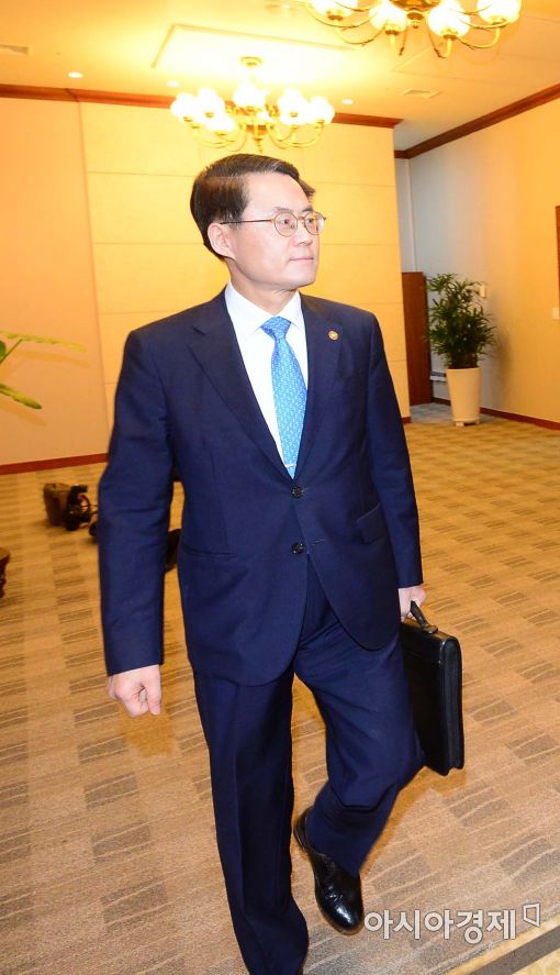 [포토]국무회의 참석하는 김재수 장관 
