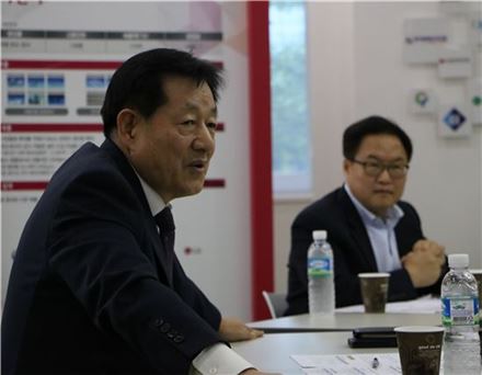 이영필 공영홈쇼핑 대표(왼쪽)가 충북창조경제혁신센터를 방문해 상품 발굴에 대한 이야기를 하고 있다. 