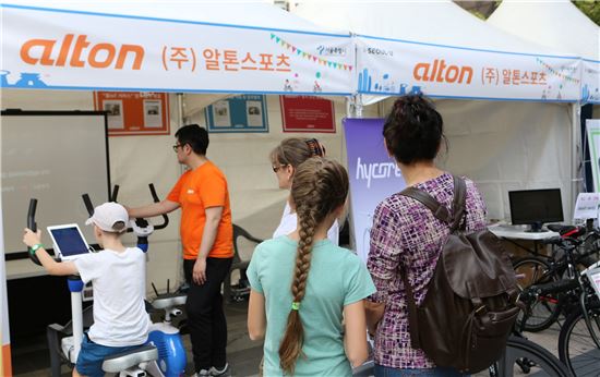 서울 자전거 축제에 참여한 알톤스포츠 홍보부스에서 시민들이 전기자전거를 관람하고 있다. 사진제공=알톤스포츠