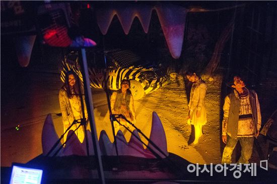 ▲에버랜드 '호러 사파리'에서 좀비로 분장한 배우들이 열연하고 있다.(제공=삼성물산) 