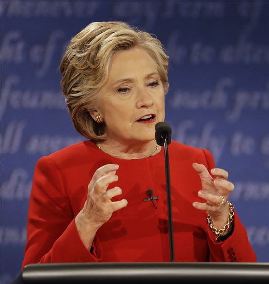 [미 대선 TV토론]트럼프 맹공하는 힐러리…"오바마 '출생' 논란 키웠다"