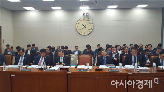 국감 거부한 최성준 위원장…野 "법적 제재 검토할 것"