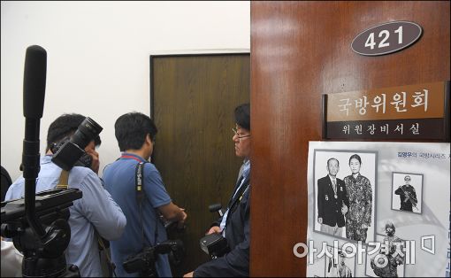 [포토]감금(?)당한 김영우 국방위원장