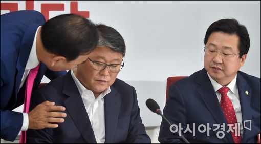 [포토]심각한 조원진 비대위원장