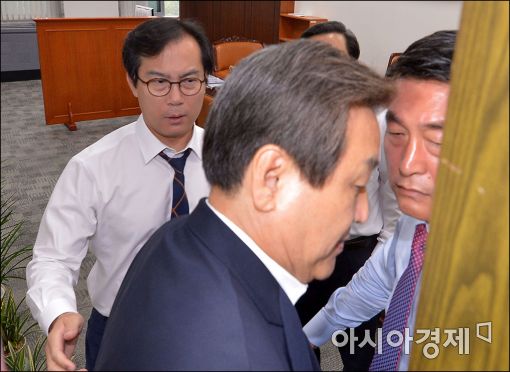 [포토]김영우 위원장 막으려온 김무성 전 대표