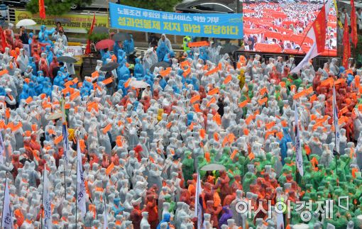 [포토]서울역 광장으로 모인 철도·지하철 노조