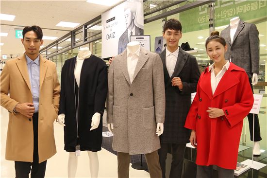 27일 오전 서울 성동구 이마트 왕십리점 데이즈 매장에서 모델들이 라르디니, 홍승완 디자이너와 협업해 만든 콜라보레이션 의류를 선보이고 있다.