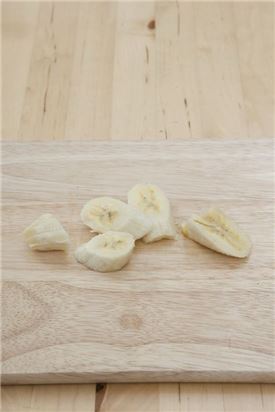 2. 바나나는 껍질을 벗겨 어슷하게 썬다. 