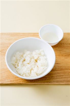 1. 분량의 초밥초 재료를 섞어 설탕과 소금이 잘 녹도록 저어준후  따끈한 밥에 넣어 고루 섞는다.