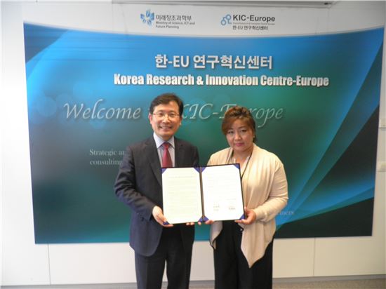 홍기융 한국정보보호산업협회(KISIA) 회장(왼쪽)과 박선영 KIC유럽  
Group Leader
