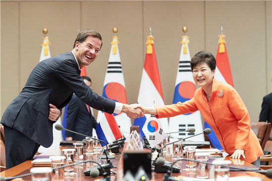 박근혜 대통령과 마크 루터 네덜란드 총리(사진 왼쪽)가 27일 청와대에서 정상회담에 앞서 기념촬영을 하고 있다.