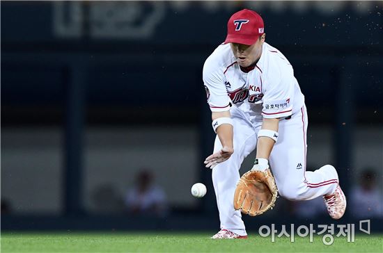 [포토]김선빈, '느린 땅볼이 더 어려운 법'