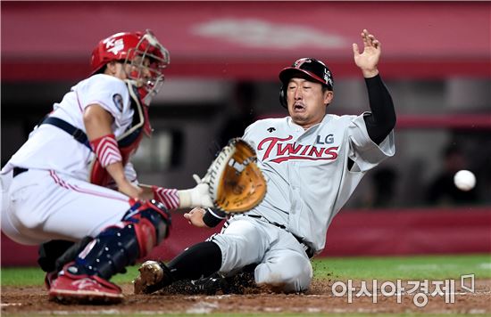 [포토]이병규, '공보다 빠르게'