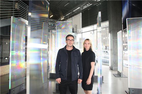 현대 모터스튜디오 서울이 캐나다 작가 그룹 라이트 소사이어티의 예술 작품 '변화하는 빛의 세계'로 1층 전시공간을 새 단장하고 내년 1월까지 전시를 진행한다. 변화하는 빛의 세계의 작가 사킨 베세트와 알리야 오르(왼쪽부터)
