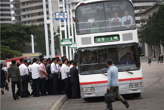 ▲평양 시내에서 직장인들이 출근을 위해 버스를 타고 있다. (AP =연합뉴스)