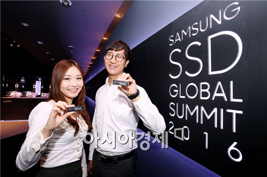 지난 21일 서울 호텔신라에서 개최된 '삼성 SSD 글로벌 서밋 2016'에서 삼성전자 직원들이 SSD 신제품 '960 PRO'와 '960 EVO'를 소개하고 있다. 

