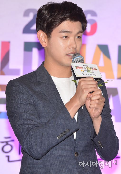 [포토]축하말 전하는 가수 에릭남
