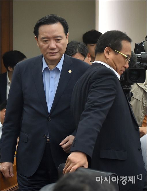 [포토]김현웅 장관, 파업대응 회의 참석