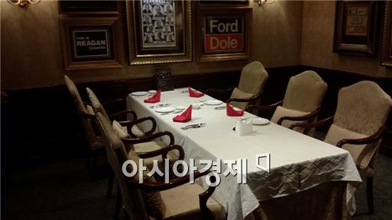 김영란법 시행 첫날인 28일, 여의도 인근의 한 호텔에는 평소보다 좌석이 절반 정도밖에 차지 않았다.