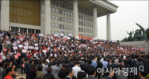 [포토]국회 본청 계단 가득 메운 새누리당