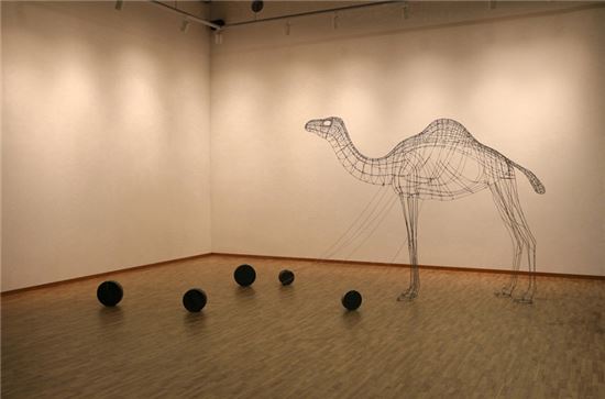 A very light thing-A camel (매우 가벼운 것-낙타) 550x180x225(h)cm Stainless steel wire, aluminum wire & iron 2016