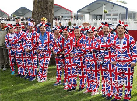 [골프포토] 유럽의 이색 응원단 "4연패 믿어요~"