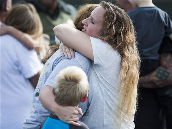 ▲10대의 총기난동으로 인해 혼란에 빠진 미국 사우스캐롤라이나의 한 초등학교에서 학생의 가족들이 서로를 위로하고 있다. (AP =연합뉴스)