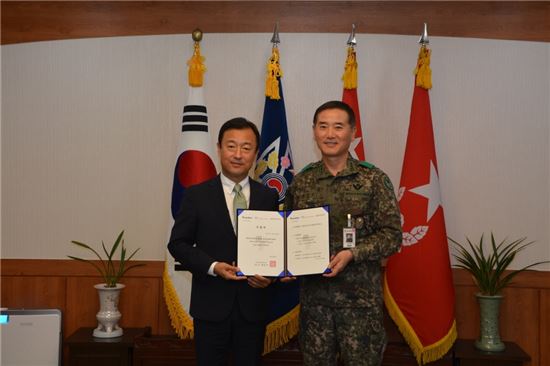 장인수 티맥스소프트 대표이사(왼쪽)과 최병로 육군사관학교 교장