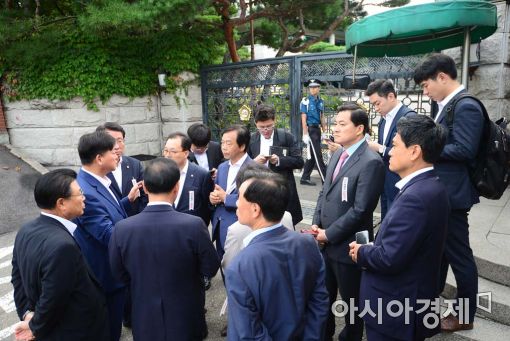 나경원 "지도부에게 국회 정상화 요구하겠다"…비박 중진 23명 '국감 복귀'로 의견 모아(종합)