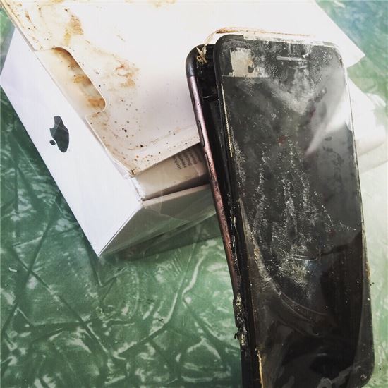 美 SNS에 올라온 '아이폰7' 폭발사진…정말일까?