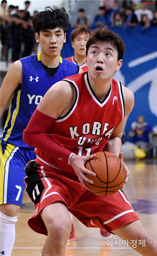 [포토]슛 기회 엿보는 강상재