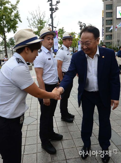 [포토]"수고 많으십니다" 