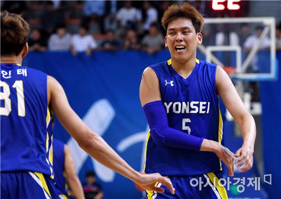 [포토]최준용 '박인태, 3점슛 좋았어'