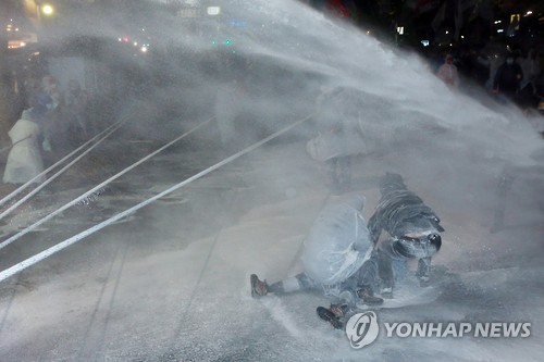 2015년 11월 시위 도중 경찰의 물대포에 쓰러진 故 백남기 농민 / 사진=연합뉴스