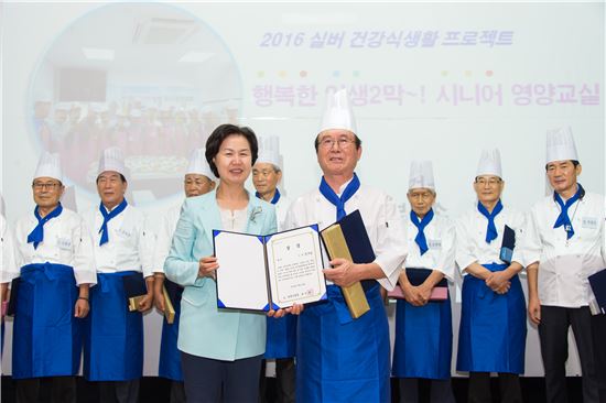 김수영 양천구청장(왼쪽)과 시니어 요리 대상 수상자 