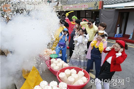 충장축제 ‘추억의 테마거리’ 관람객에 인기몰이