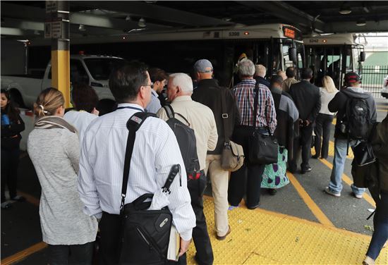 [포토]"열차가 없으면 버스로"…뉴저지 열차사고에 버스 기다리는 직장인들