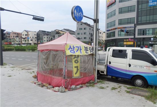 성남시가 내년 6월말까지 위례신도시 내 도로 점거용 홍보 텐트 등에 대한 집중단속을 펼친다.