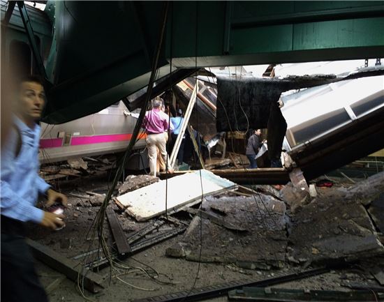[포토]"너무 심한데"…뉴저지 열차 사고 현장 살펴보는 사람들 