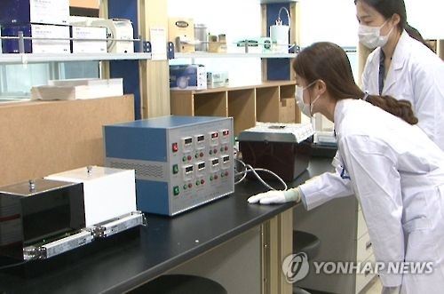 실험 및 분석 중인 식약처관계자 /사진=식품의약품안전처 제공 (연합뉴스 자료)