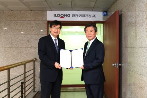 김중효 일동생활건강 대표(왼쪽)와 정진구 드림에어 대표가 계약 체결 후 기념촬영을 하고 있다.
