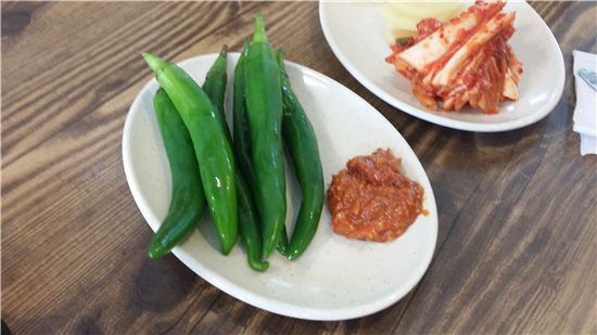 한국식 돈까스는 왜 고추와 함께 먹을까?