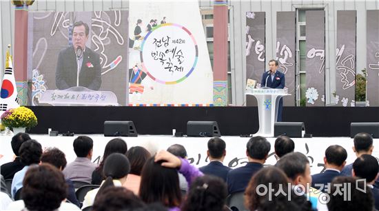유근기 곡성군수가  인사말을 하고있다.