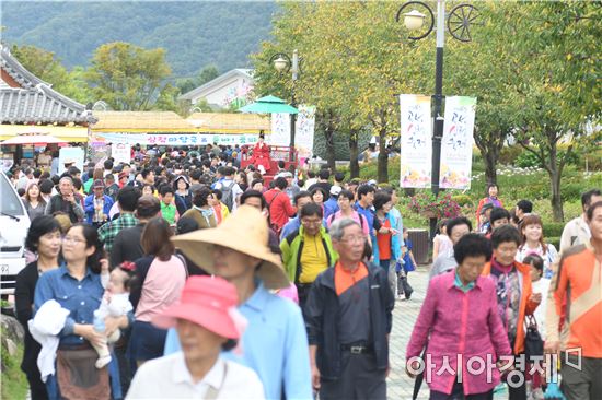[포토]연휴 첫날 곡성심청축제장 인파 북적